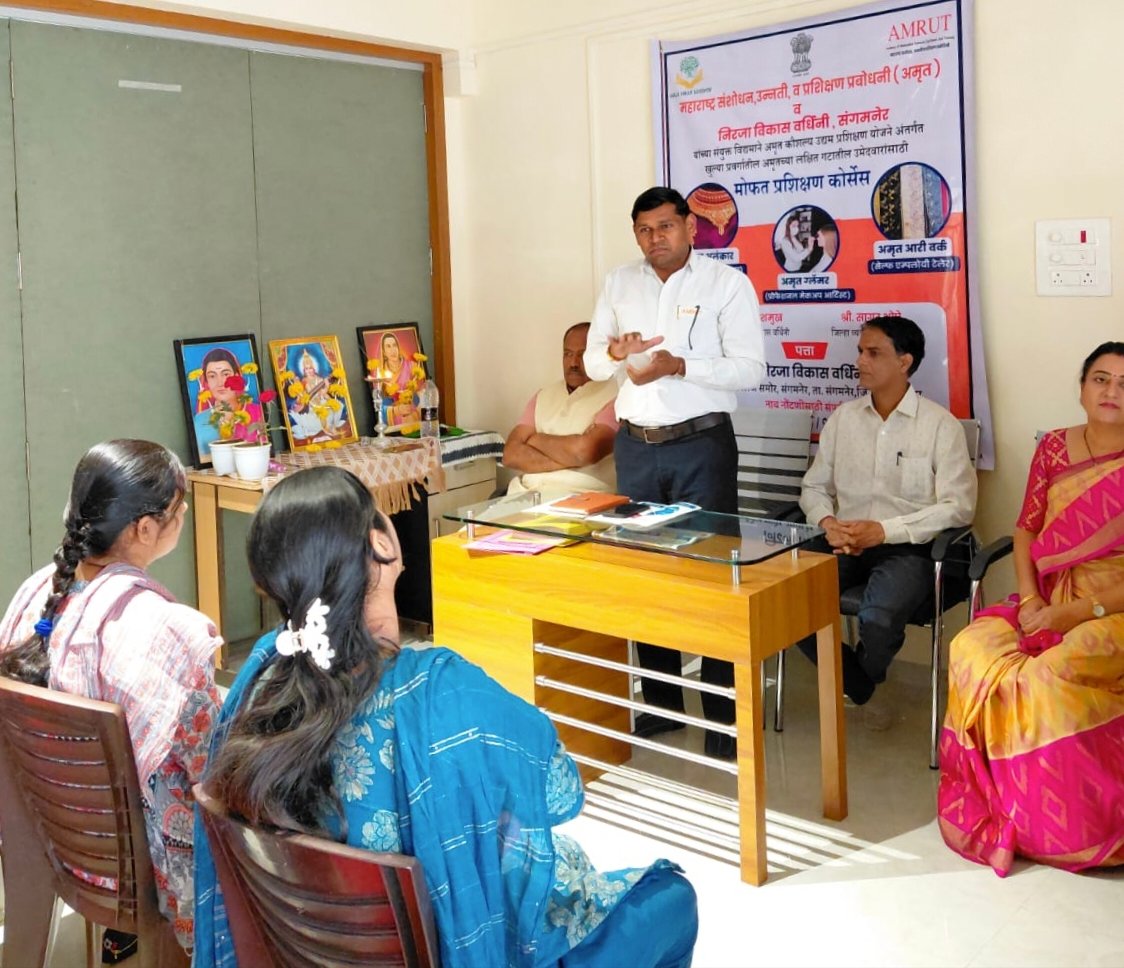 संगमनेरमध्ये अमृत आरीवर्क प्रशिक्षण कार्यक्रमाचे उद्घाटन