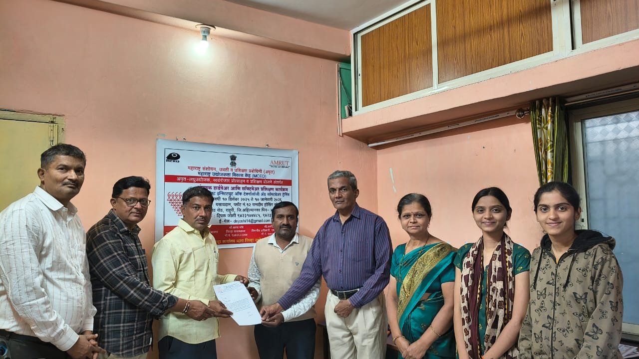 राहुरीतील कम्प्युटर प्रशिक्षण केंद्राला अमृत संस्थेच्या अधिकाऱ्यांची भेट अतिरिक्त फोटो