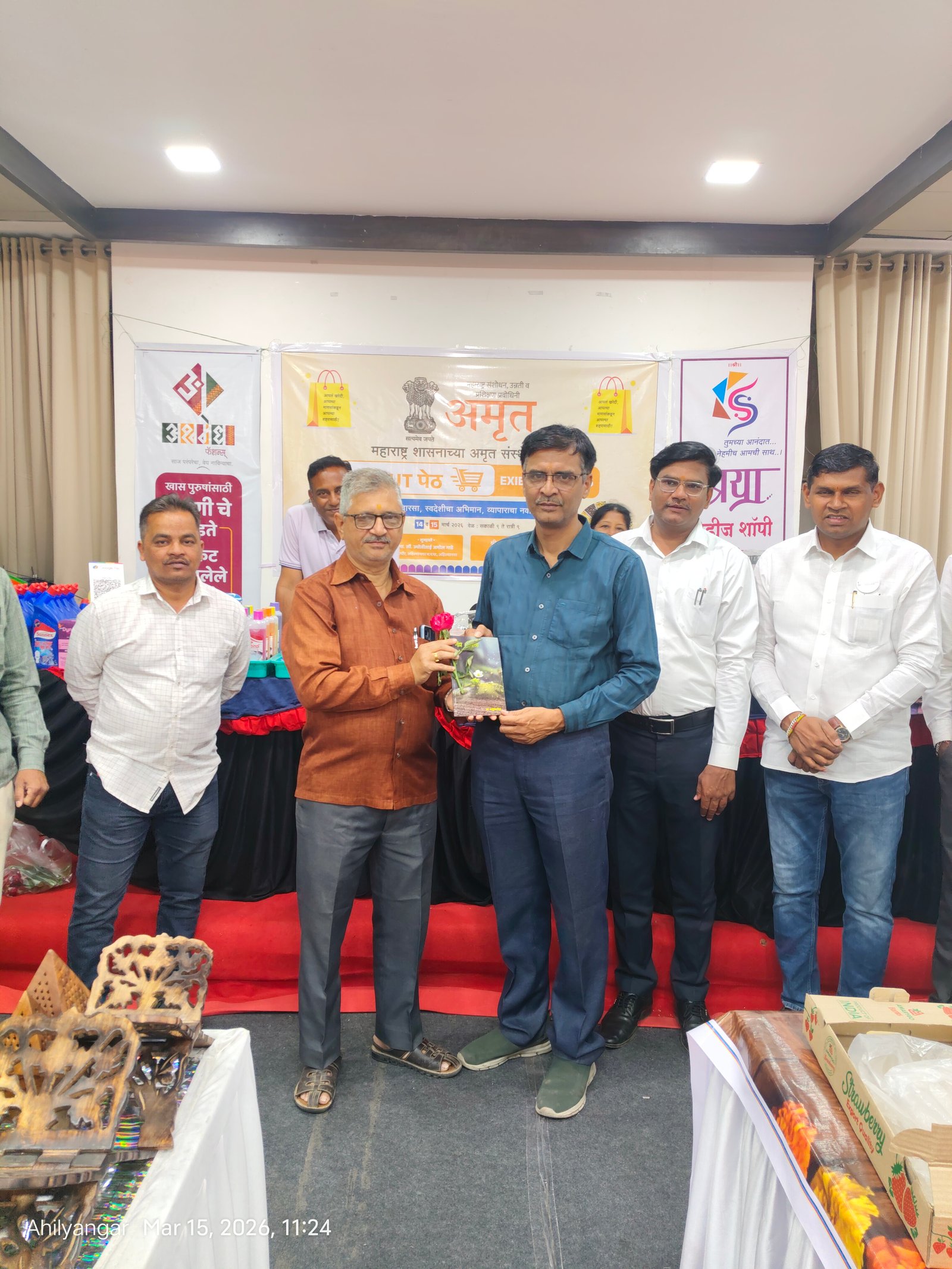 अहिल्यानगरमधील अमृतपेठ थेट बाजारपेठेचे 'अमृत'च्या वरिष्ठ अधिकाऱ्यांकडून कौतुक अतिरिक्त फोटो