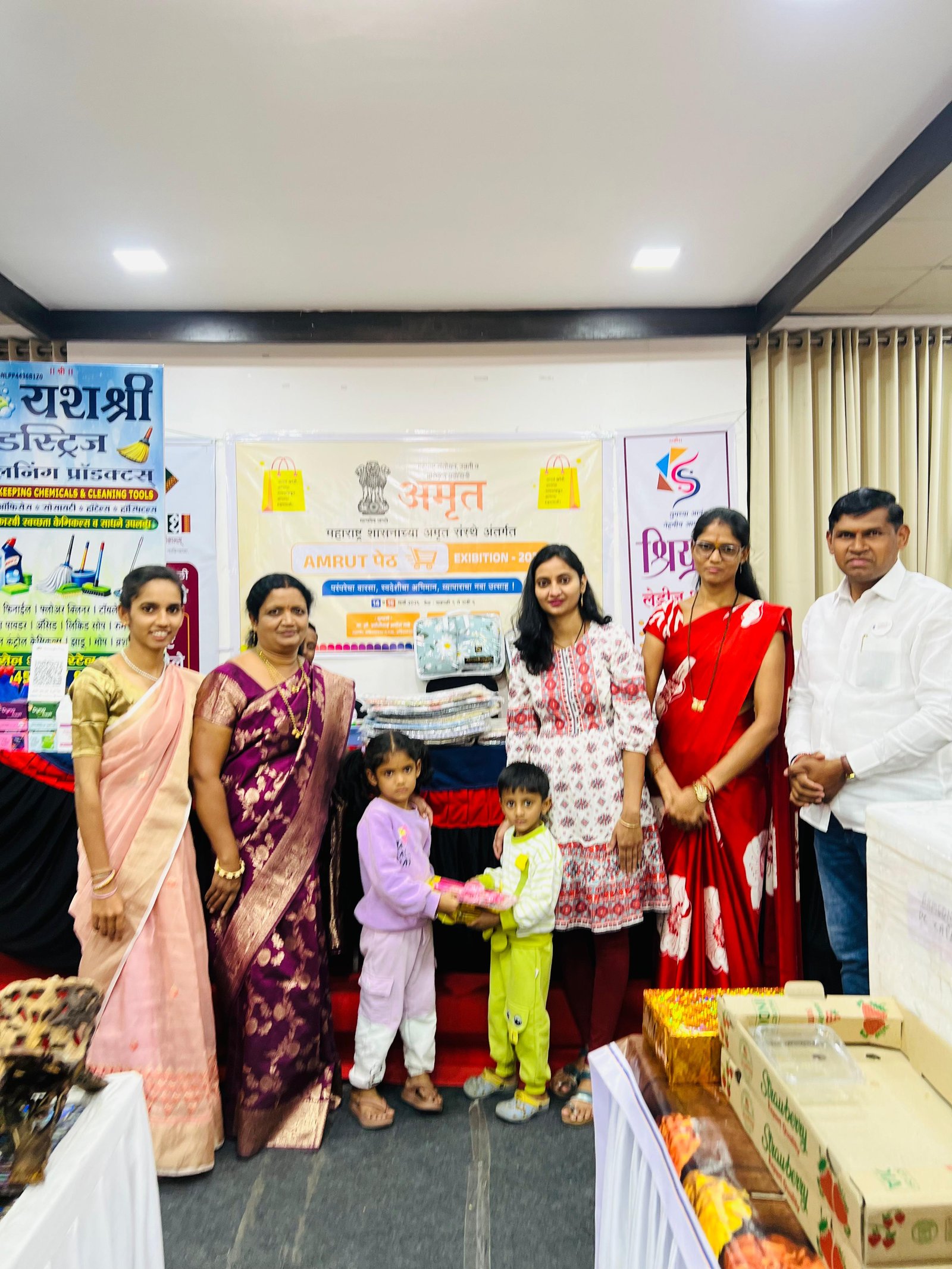 अहिल्यानगर अमृतपेठ थेट बाजारपेठेत पारंपरिक वेशभूषा स्पर्धा; साईशा भोपे विजेती  अतिरिक्त फोटो