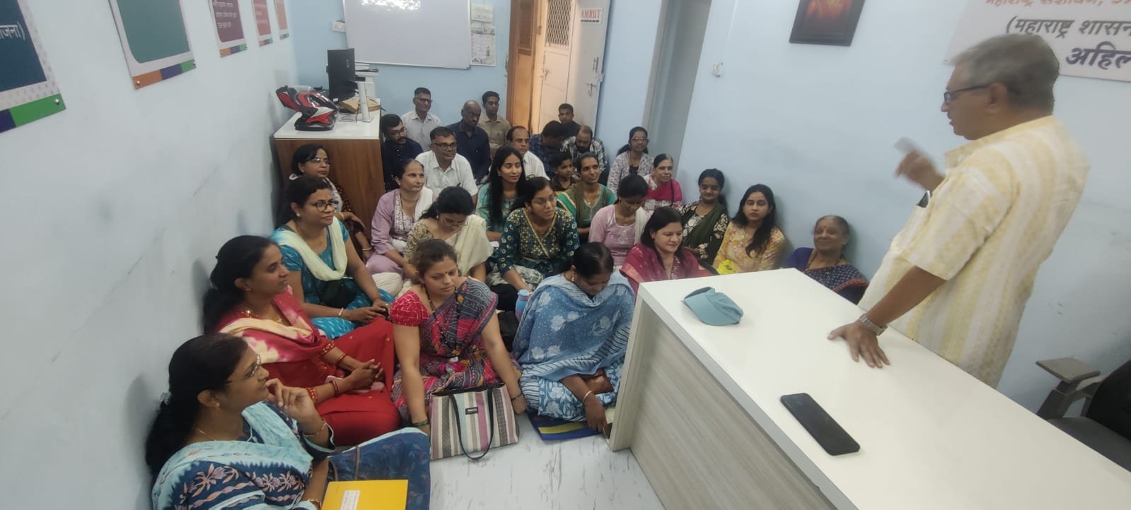 अहिल्यानगरमधील व्यावसायिकांना देण्यात आली अमृत संस्थेच्या योजनांची माहिती  अतिरिक्त फोटो