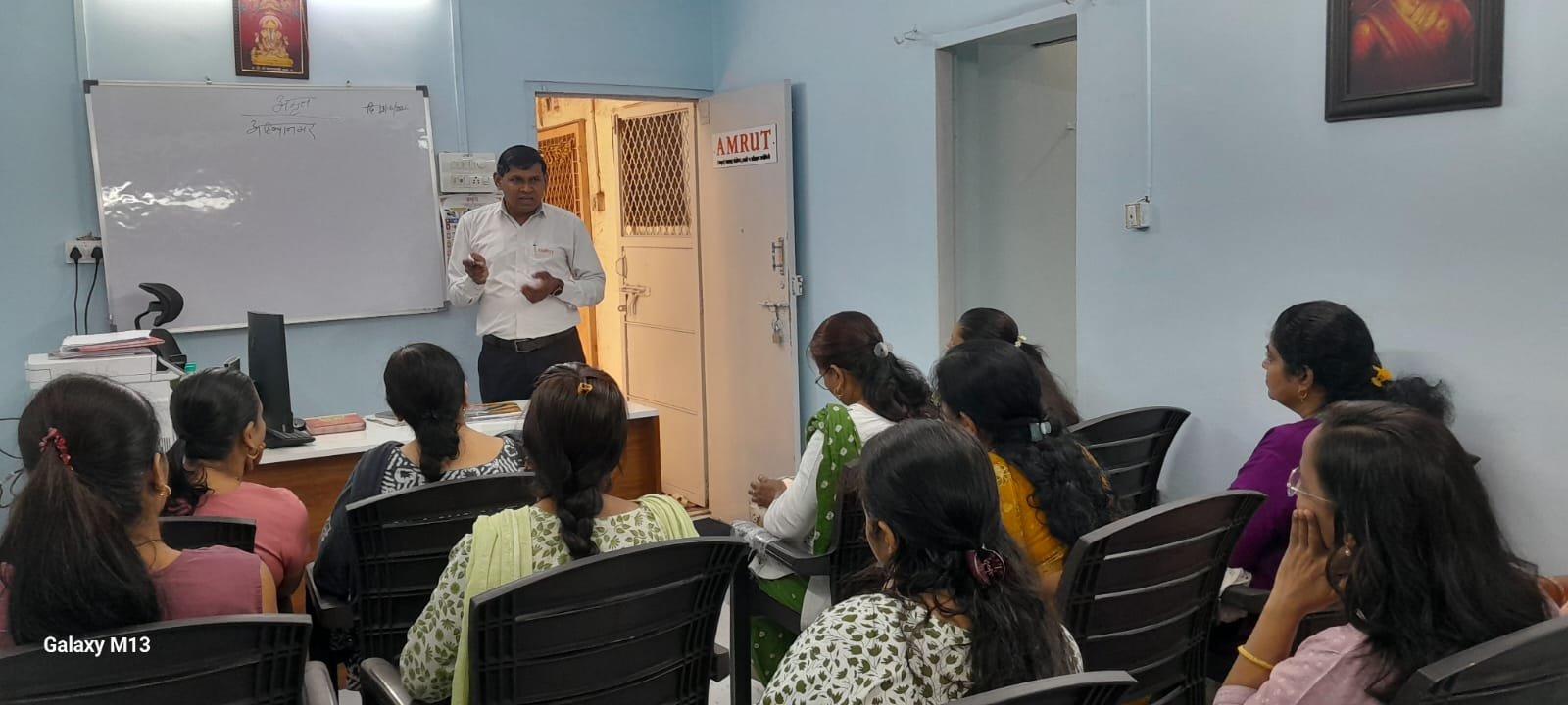 अहिल्यानगर येथे लक्षित गटातील व्यवसायिक महिलांची बैठक संपन्न अतिरिक्त फोटो