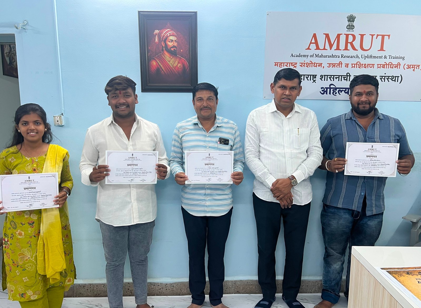 अहिल्यानगर अमृत कार्यालय येथे "अमृत मोबाईल फिल्म मेकिंग" प्रशिक्षणाचे प्रमाणपत्र वितरण संपन्न अतिरिक्त फोटो