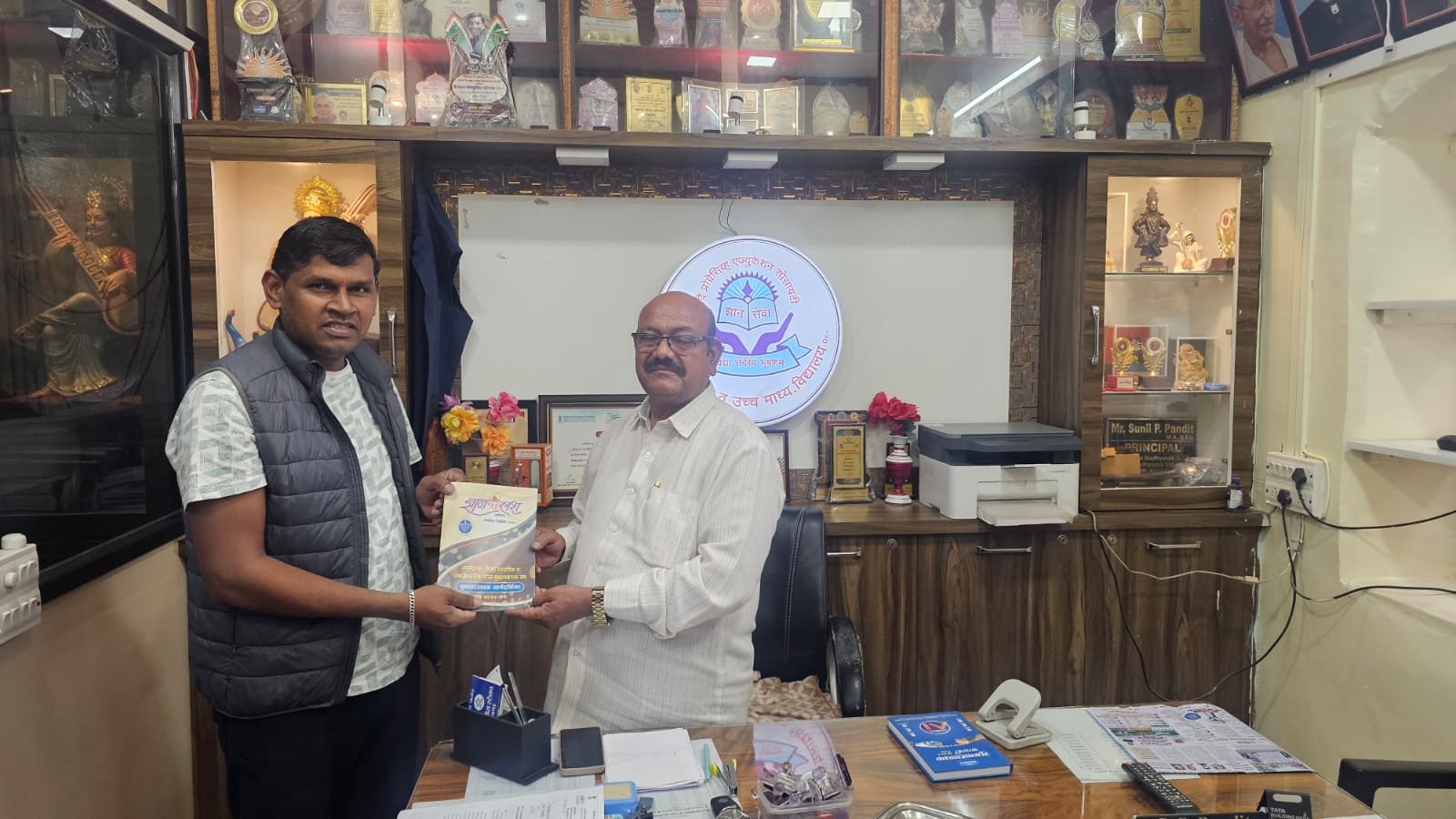 अहिल्यानगर मधील मुख्याध्यापक संघांचे मा.अध्यक्ष प्राचार्य सुनिल पंडित यांची भेट अतिरिक्त फोटो