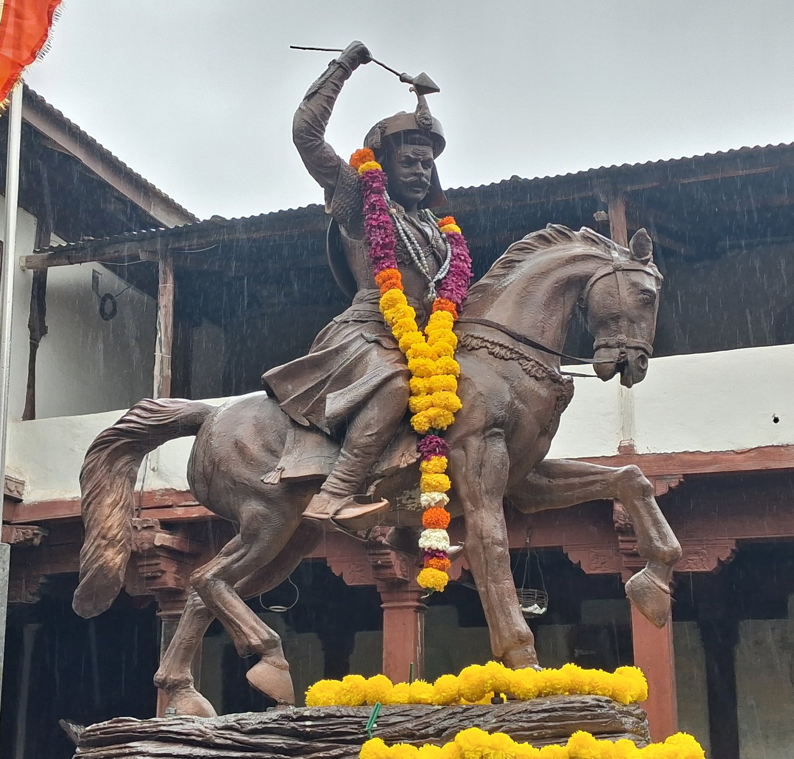अपराजित योद्धे श्रीमंत थोरले बाजीराव पेशवे यांचे जन्मस्थान -डुबेरे गावचा "बर्वे वाडा". अतिरिक्त फोटो