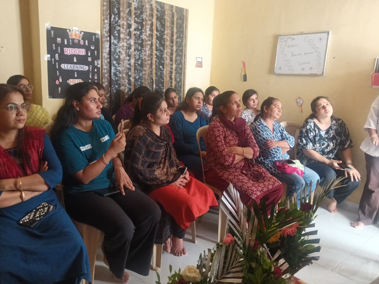 महिलांना स्वयंरोजगाराची संधी; अमृत-एमसीईडीचे मोफत ब्युटी पार्लर प्रशिक्षण सुरू अतिरिक्त फोटो