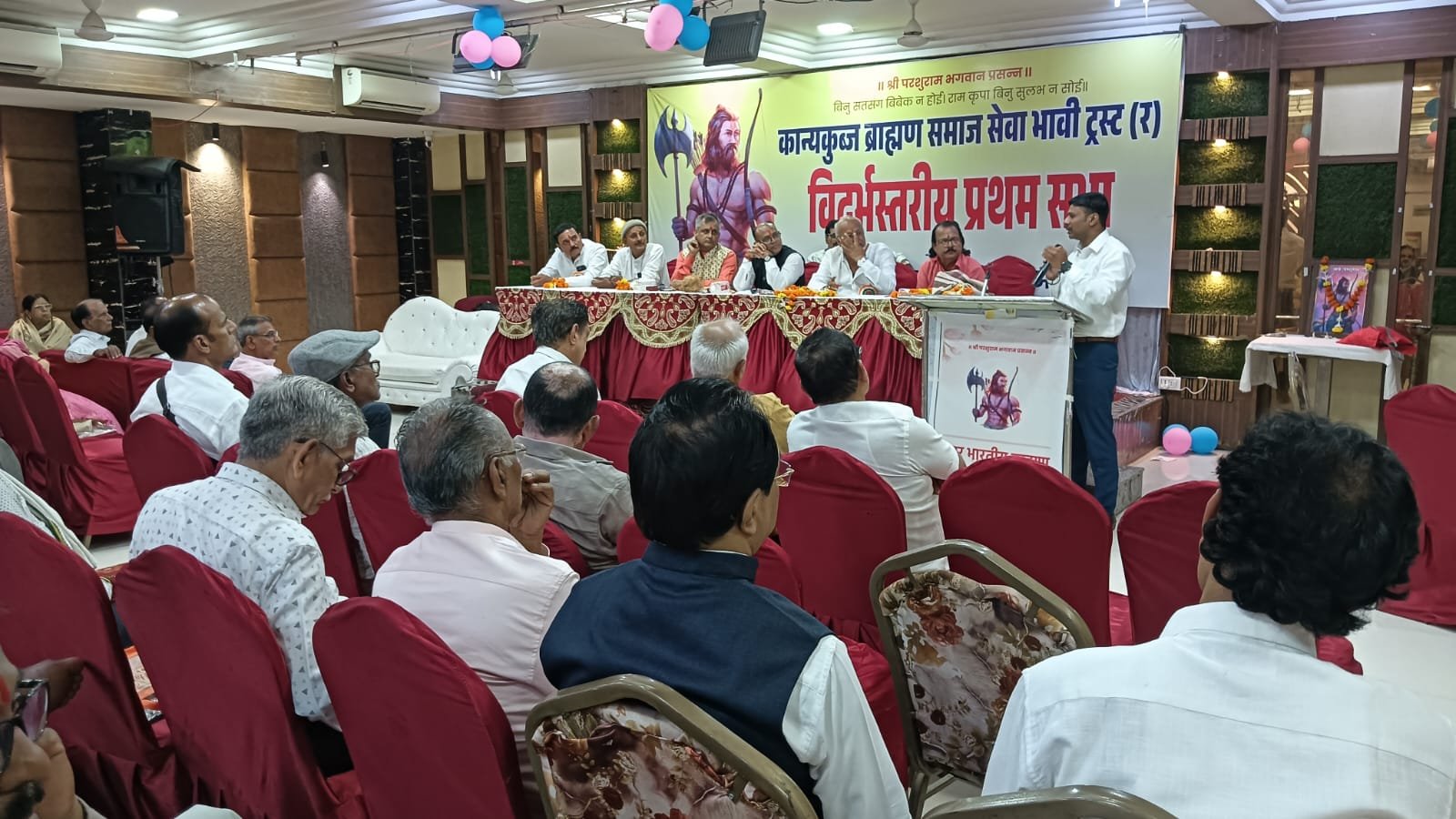 अकोला येथे कान्यकुब्ज ब्राह्मण समाज सेवाभावी ट्रस्टच्या विदर्भ प्रांताच्या  बैठकीत दिली अमृतच्या विविध योजनांची माहिती  अतिरिक्त फोटो
