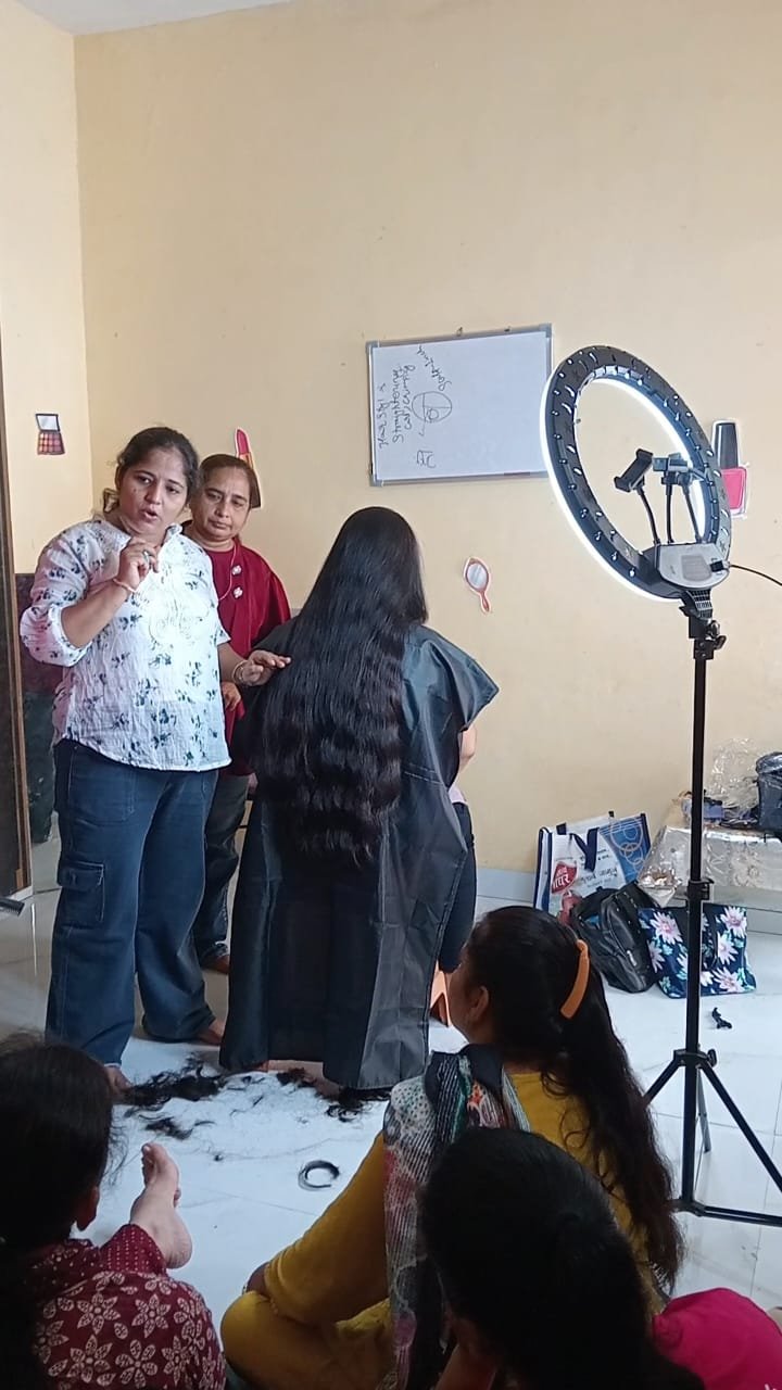 अकोला येथे  अमृत व एमसीडीच्या संयुक्त विद्यमाने  ब्युटी पार्लर प्रशिक्षणाची सुरुवात अतिरिक्त फोटो
