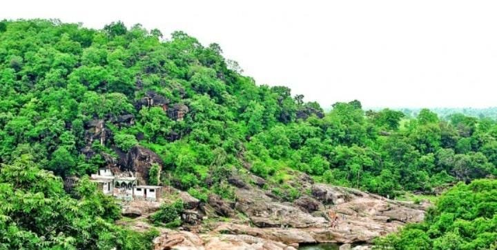 सातपुड्याच्या कुशीत वसलेले सालबर्डीचे श्री महादेव मंदिर – श्रद्धा, निसर्ग आणि अध्यात्माचा अद्भुत संगम
