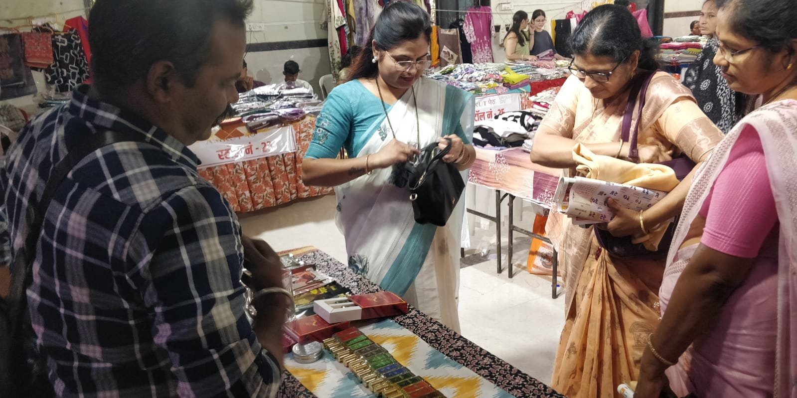 परतवाड्याच्या नगराध्यक्षा सौ. रूपाली माथने यांनी 'अमृतपेठ'ला भेट देऊन उद्योजकांशी साधला संवाद अतिरिक्त फोटो