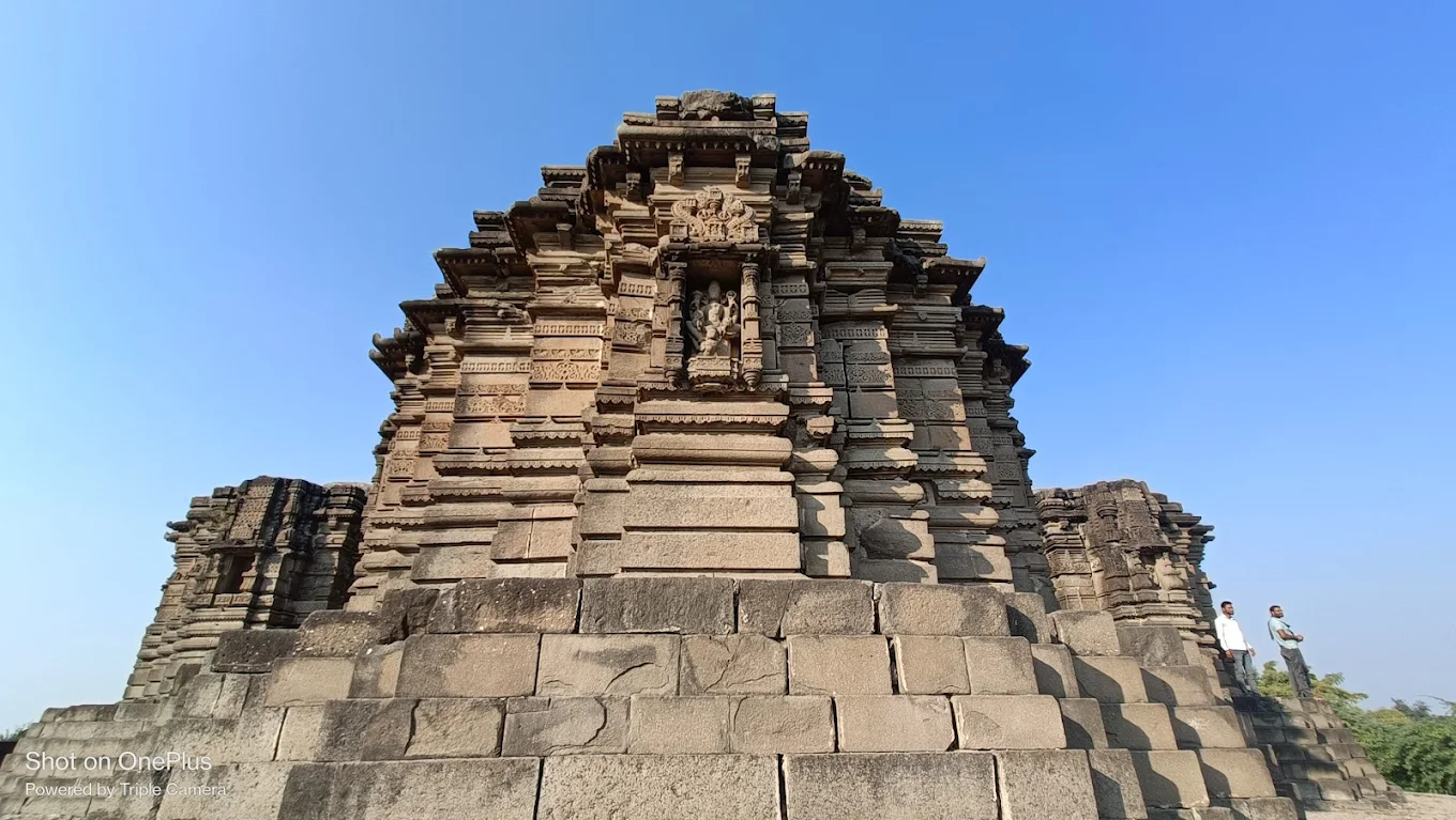 लासूर येथील आनंदेश्वर मंदिर  अतिरिक्त फोटो