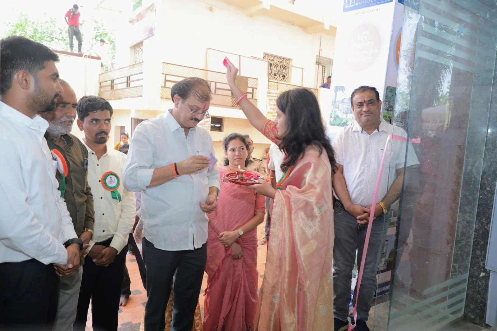 दोन दिवसांमध्ये तब्बल साडेनऊ लाख रुपयांच्या उत्पादनांची विक्री अतिरिक्त फोटो