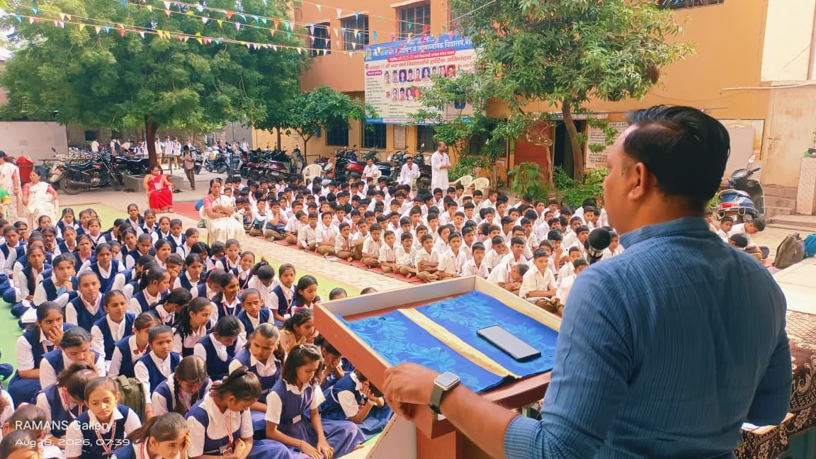बीड येथील स्वा. सावरकर माध्यमिक विद्यालयात अमृतच्या वतीने पराक्रम दिन साजरा अतिरिक्त फोटो