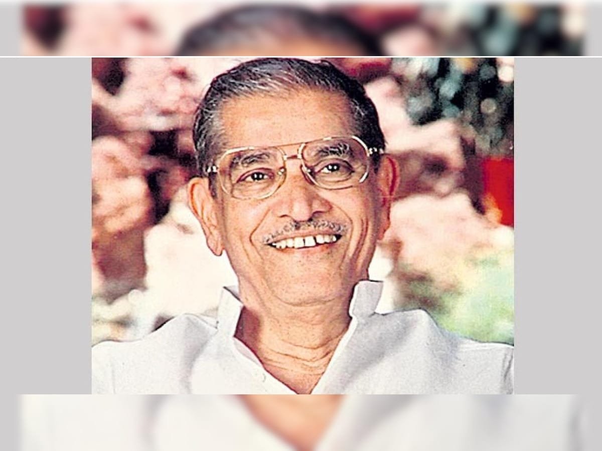 भक्तीतून समाजप्रबोधनाचा मार्ग दाखवणारे ‘दादा’; पांडुरंगशास्त्री आठवले यांचे कार्य आजही प्रेरणादायी! स्वाध्याय परिवाराच्या माध्यमातून आत्मज्ञान, श्रमप्रतिष्ठा आणि सामाजिक एकतेचा संदेश देणारे थोर तत्त्वज्ञ