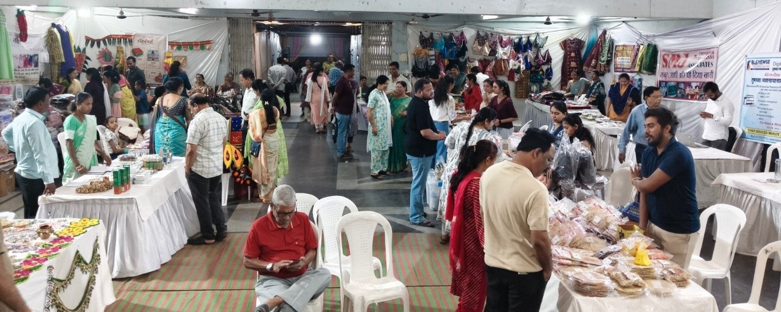 भंडाऱ्यात अमृतपेठ थेट बाजारपेठेत तीन दिवसांत सव्वादोन लाखांच्या स्वदेशी उत्पादनांची विक्री अतिरिक्त फोटो