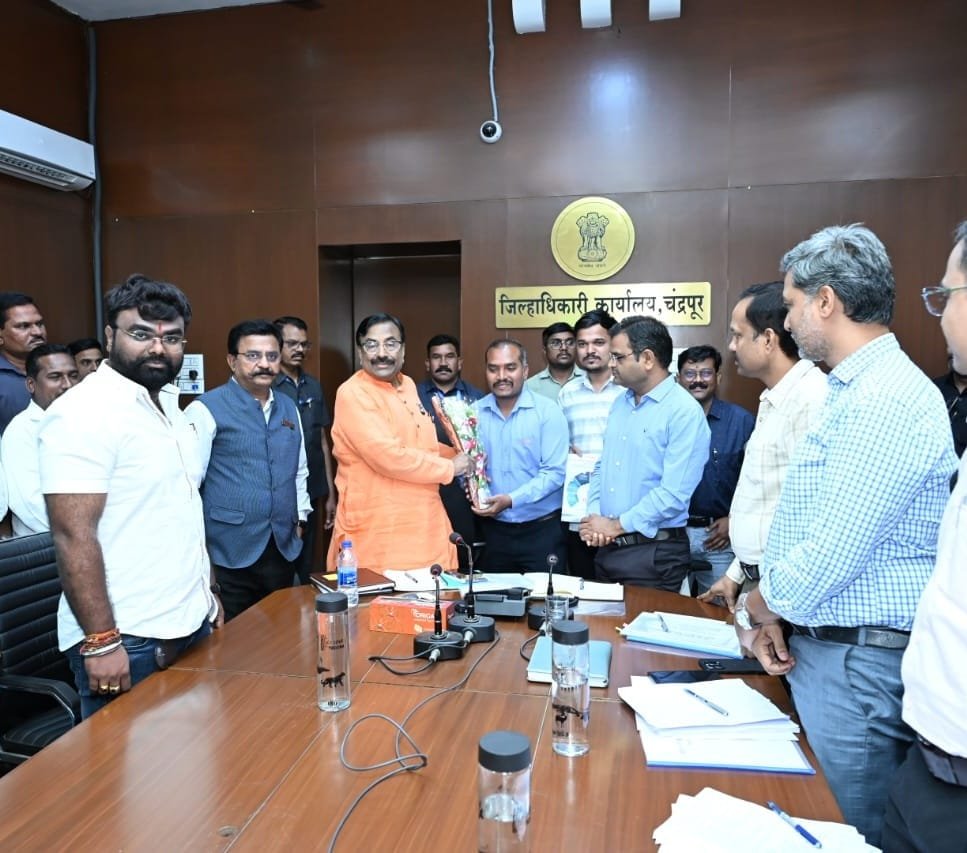 चंद्रपूरमध्ये तीन एप्रिलला सुधीर मुनगंटीवार यांच्या हस्ते होणार अमृतपेठ थेट बाजारपेठेचे उद्घाटटन अतिरिक्त फोटो