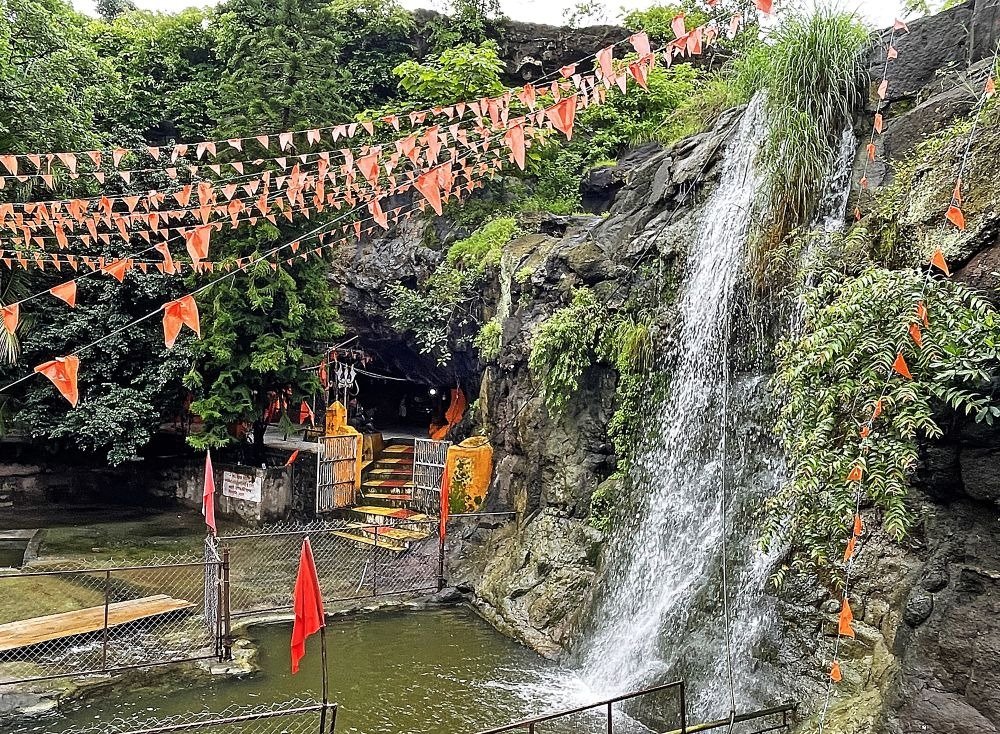 अजिंठा डोंगररांगेतील प्राचीन गुहेतील अंबऋषी महादेवाचे मंदिर 