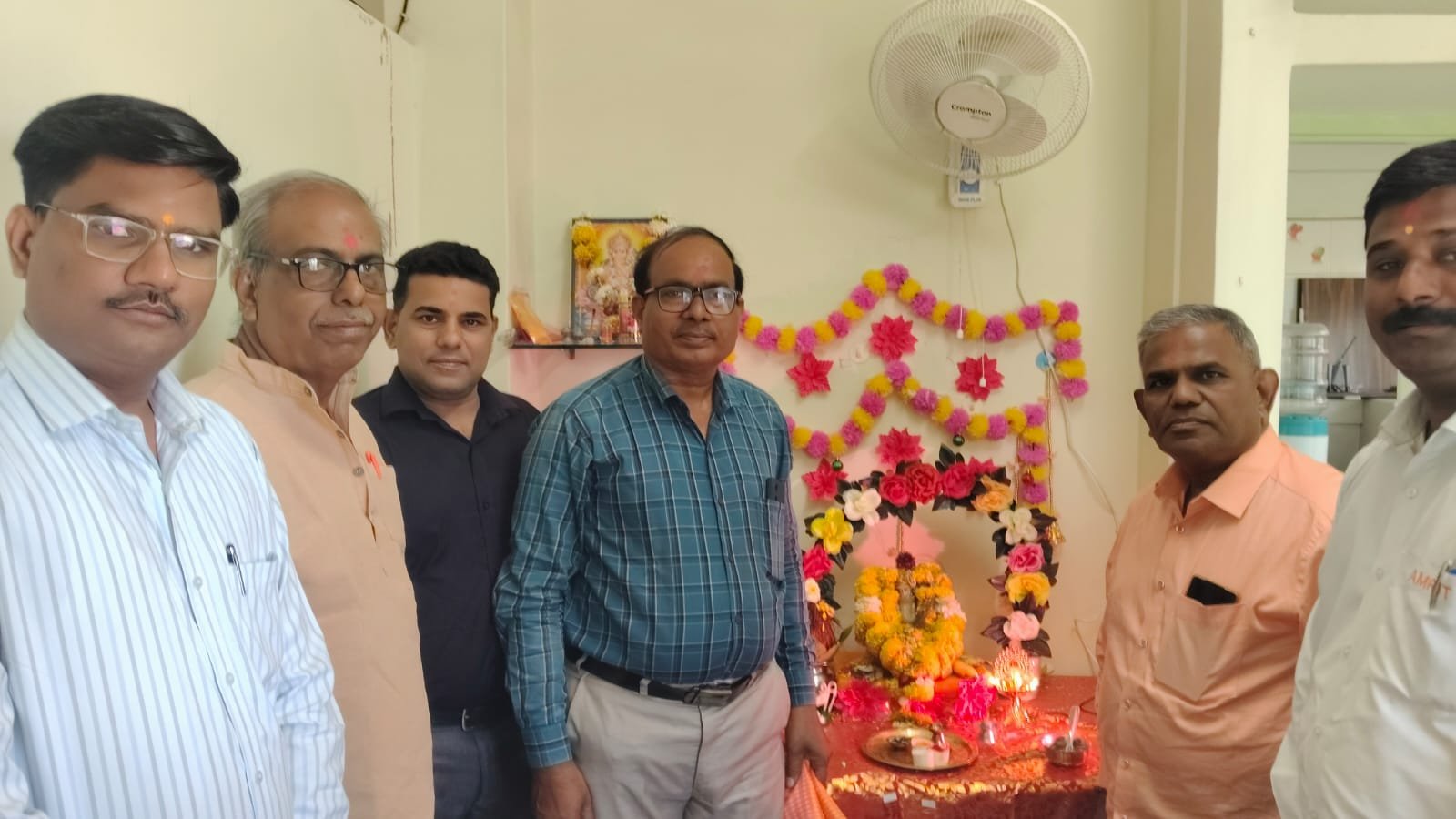अमृत कार्यालयात भक्तिमय वातावरण ग्राहक पंचायत महाराष्ट्र टीमच्या हस्ते गणरायाची आरती;