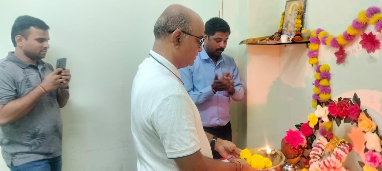 डॉ. महेश मोहरीर बालरोगतज्ज्ञ, MIT हॉस्पिटल व रुग्ण मदत कक्ष सदस्य यांच्या हस्ते छत्रपती संभाजीनगर अमृत कार्यालयात गणपती बाप्पाची आरती करण्यात आली