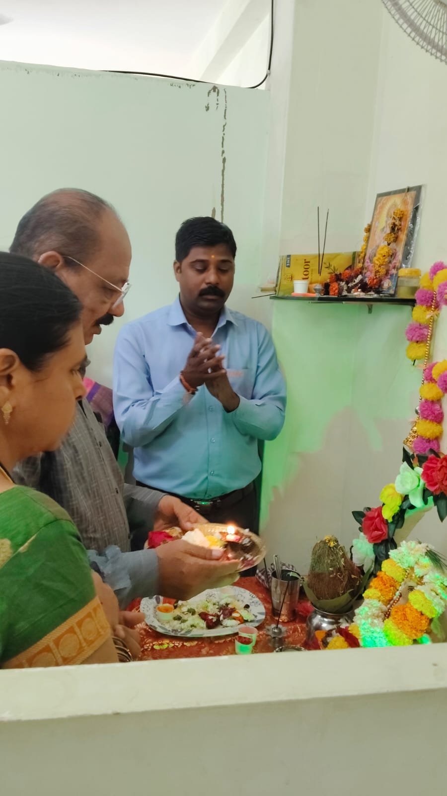 छत्रपती संभाजीनगर अमृतच्या विभाग व जिल्हा कार्यालयात ब्राह्मण महिला मंचाच्या अध्यक्षा विजया कुलकर्णी व त्यांच्या टीमच्या शुभहस्ते श्री गणपती बाप्पाची आरती करण्यात आली. तसेच आरतीनंतर सर्व महिलांची कार्यालयात बैठक घेण्यात आली.