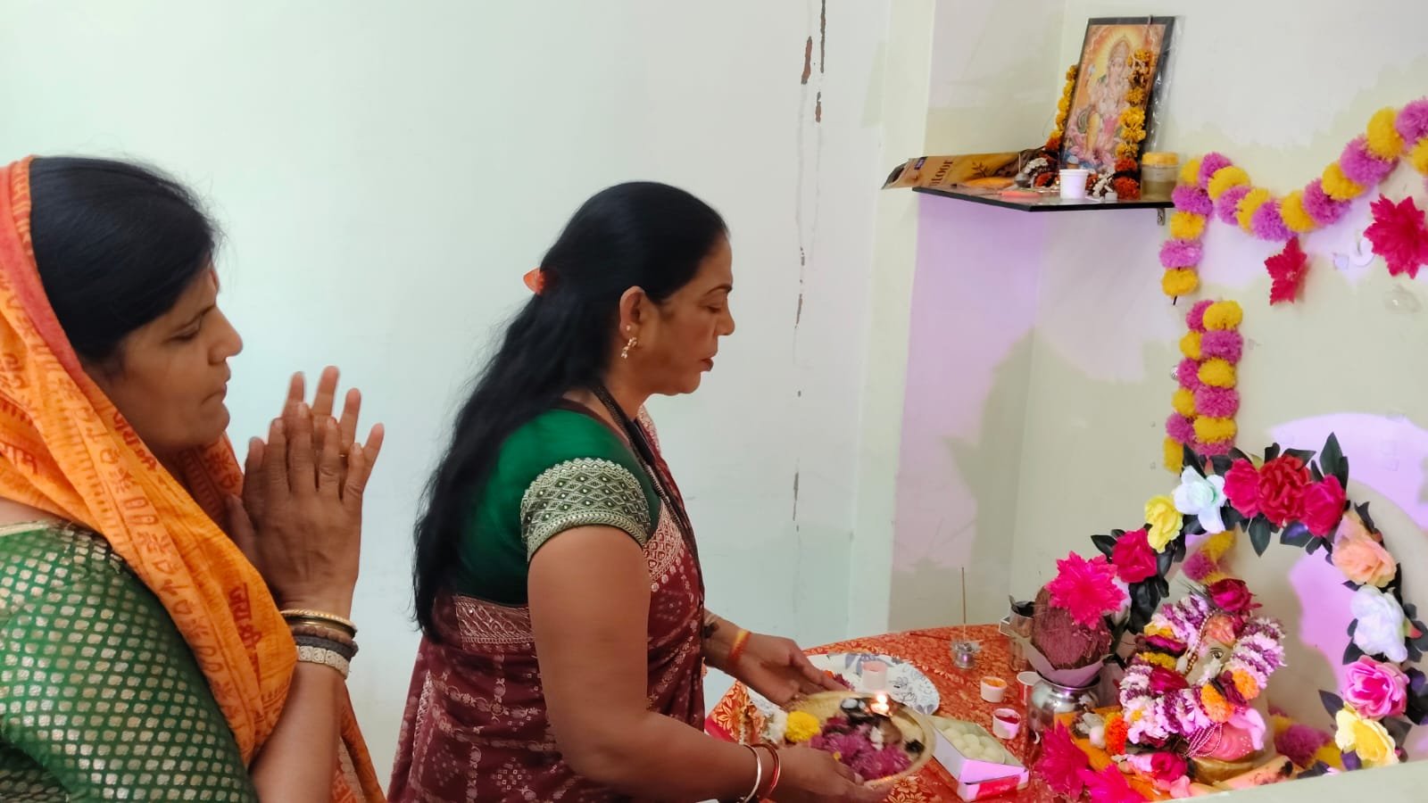 गणपती बाप्पाच्या आरतीला विजया सचिन अवस्थी तसेच उत्तरदेशीय महिला सेवा समितीची उपस्थिती