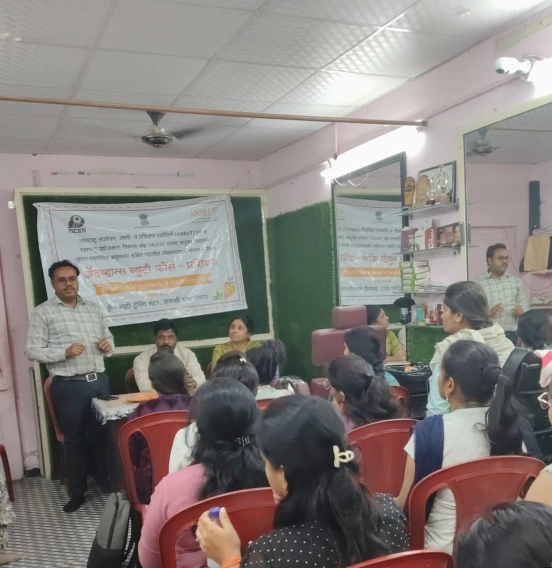 'अमृत'च्या ॲडव्हान्स ब्युटी पार्लर कोर्समधून घडतील यशस्वी उद्योजिका अतिरिक्त फोटो