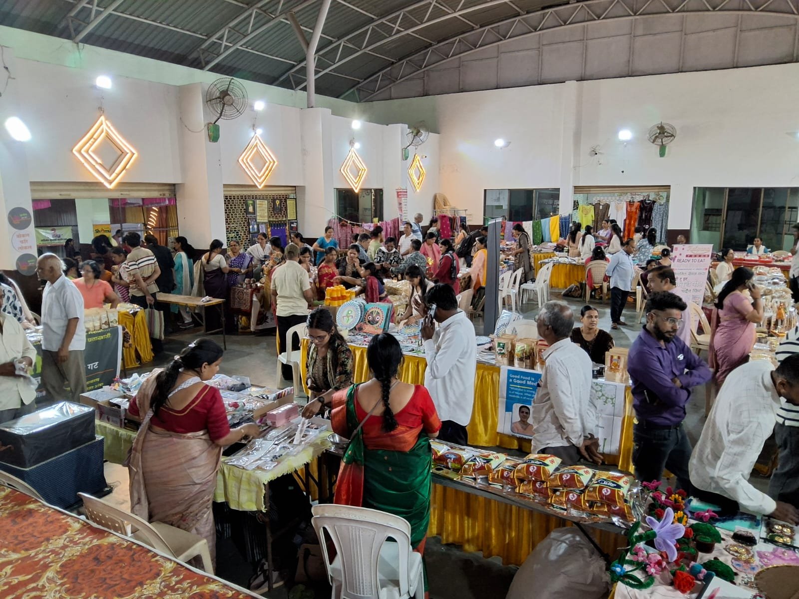 छत्रपती संभाजीनगरमध्ये अमृतपेठ थेट बाजारपेठेतून झाली ३.१० लाख रुपयांची विक्री अतिरिक्त फोटो