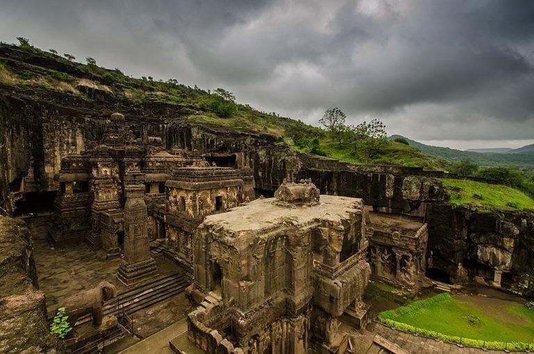 पावसाच्या सरींनी खुलले वेरूळ लेण्यांचे सौंदर्य अतिरिक्त फोटो
