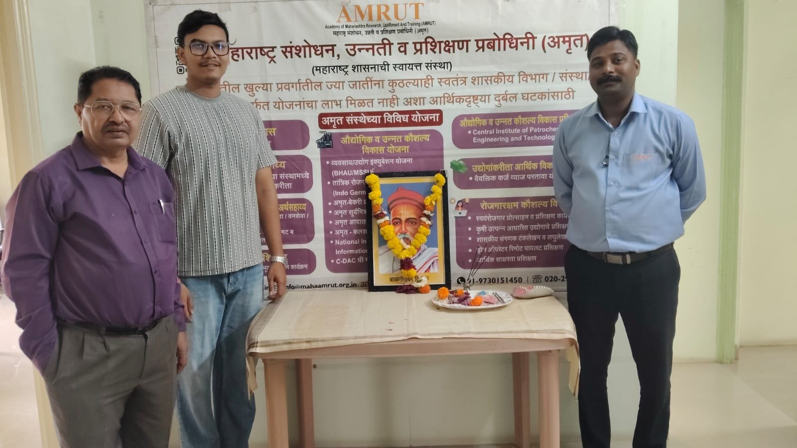 लोकमान्य टिळक यांच्या पुण्यतिथीनिमित्त छत्रपती संभाजीनगरच्या  अमृत विभाग व जिल्हा कार्यालयात अभिवादन अतिरिक्त फोटो