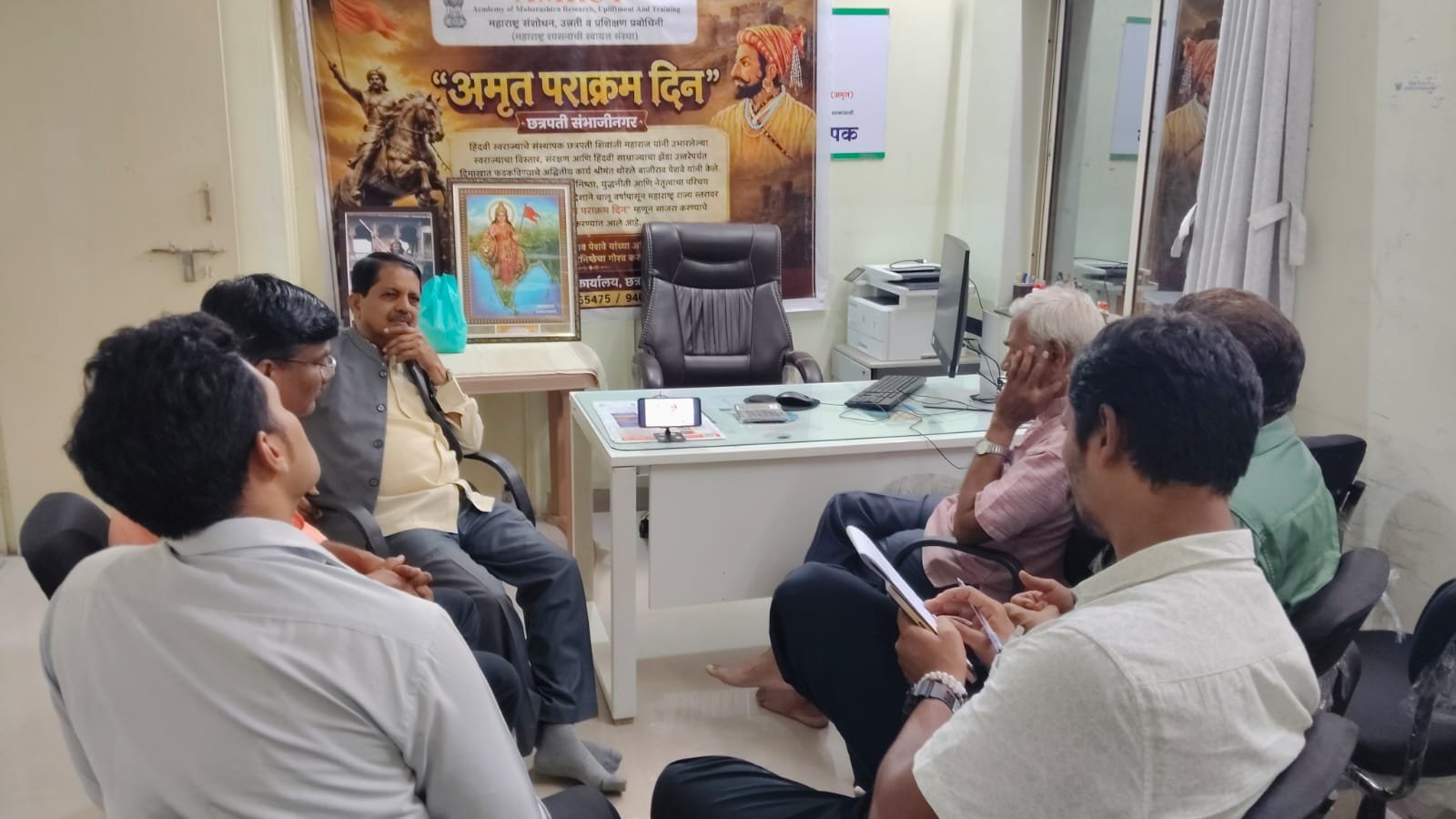 इतिहास अभ्यासक मा . जगन्नाथजी लडकत यांचे अमृत विभाग व जिल्हा  कार्यालयात स्वागत अतिरिक्त फोटो