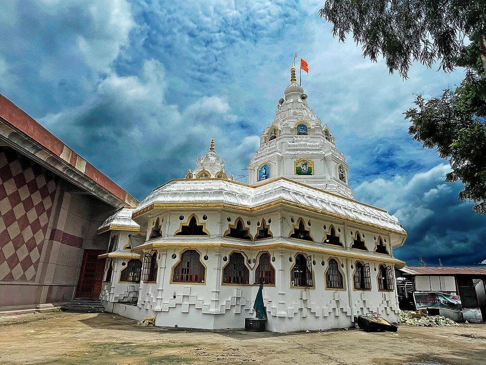 श्रावण शनिवारनिमित्त खुलताबाद येथील भद्रा मारुती मंदिरात भक्तिमय वातावरण अतिरिक्त फोटो