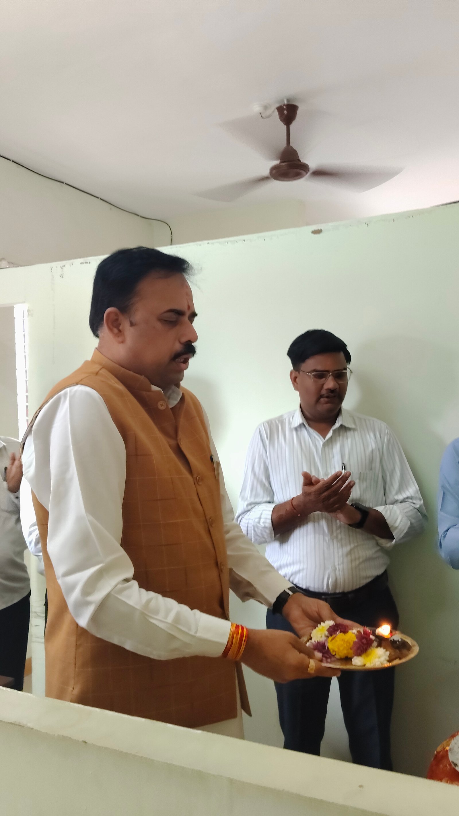 भाजपा प्रदेश उपाध्यक्ष उद्योग आघाडी तसेच परशुराम हिंदू सेवा संघाचे अध्यक्ष विश्वजीत देशपांडे यांच्या हस्ते छत्रपती संभाजीनगर अमृत कार्यालयात गणपती बाप्पाची आरती अतिरिक्त फोटो