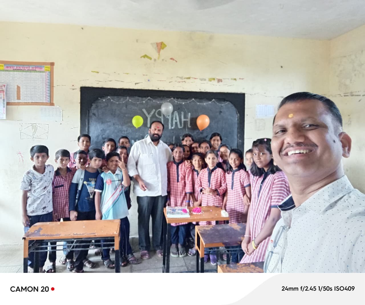 भूम येथे सौ. राणी ताराराजा प्रशालेत शिक्षक दिन उत्साहात; ‘दासबोध’ ग्रंथ देऊन शिक्षकांचा गौरव
