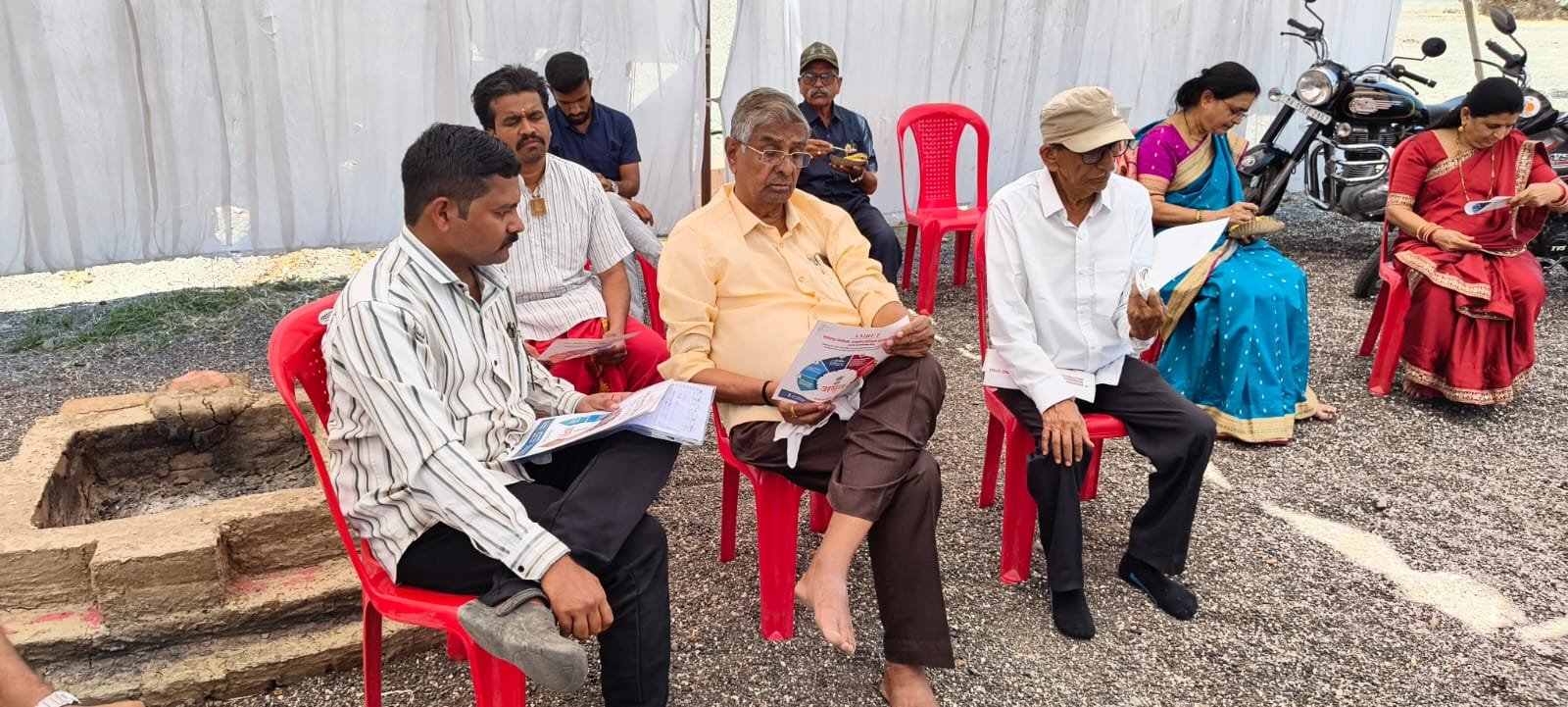 धुळ्यात विशेष बैठकीद्वारे देण्यात आली अमृत संस्थेच्या नव्या योजनांची माहिती अतिरिक्त फोटो