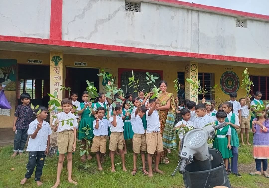गडचिरोली जिल्हा वर्धापन दिनानिमित्त शालेय विद्यार्थ्यांद्वारे शालेय पठांगणात वृक्षारोपण ..
