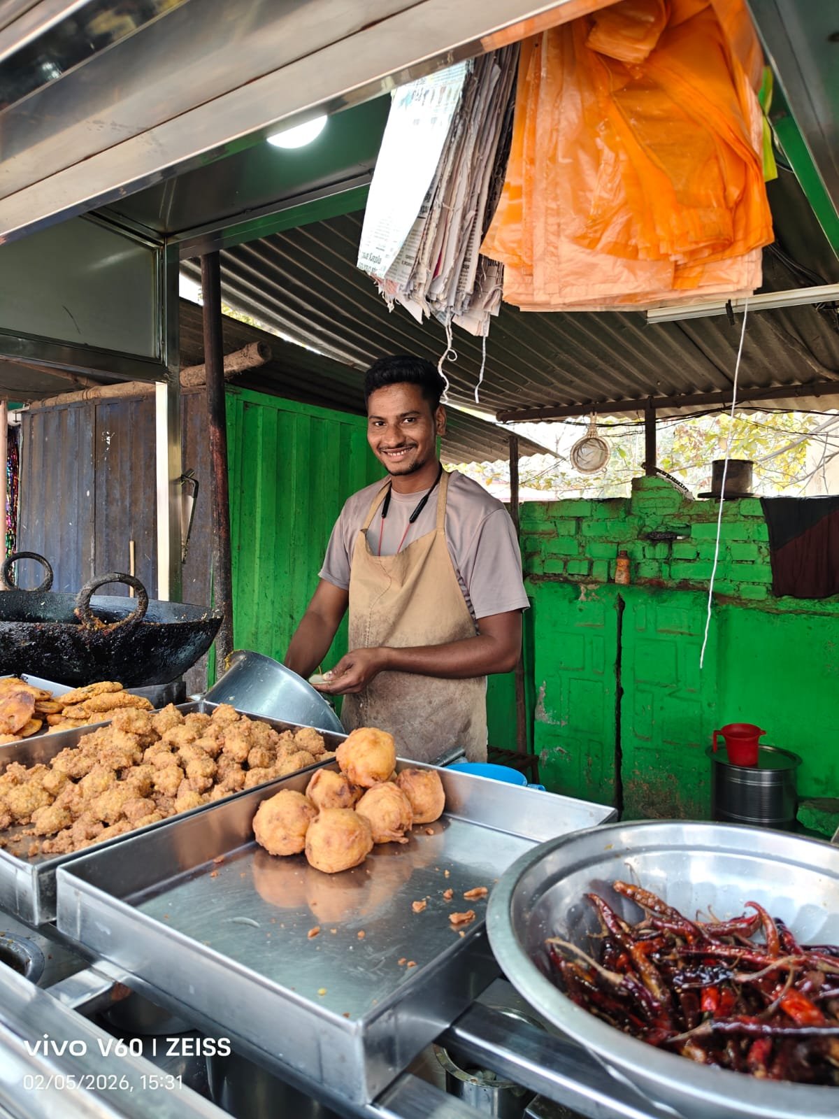 गोंदियाच्या छोट्याशा गावातील पाथोडे पकोडेवाला तरुणांसाठी ठरतोय 'प्रेरणादीपक'