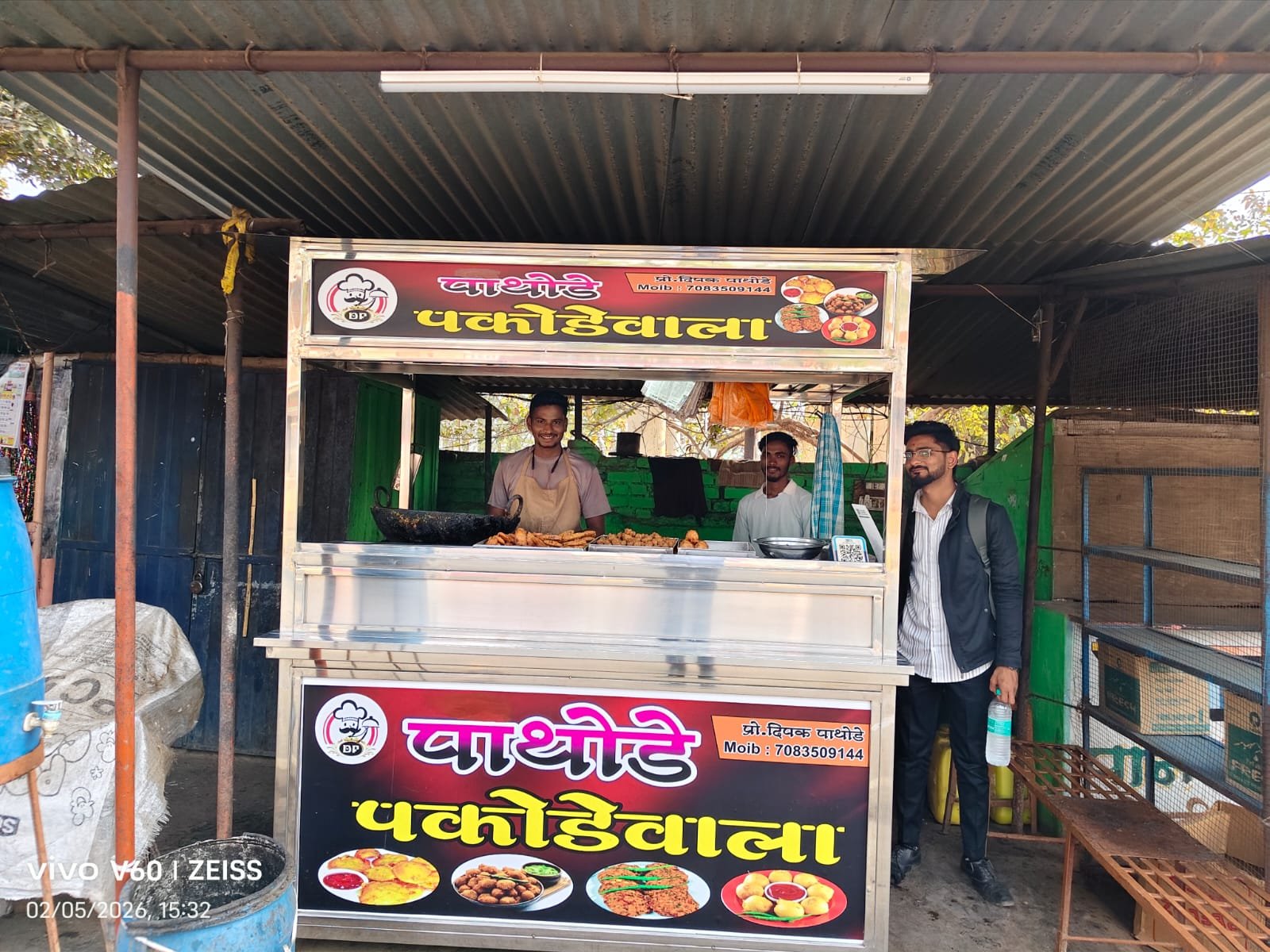 गोंदियाच्या छोट्याशा गावातील पाथोडे पकोडेवाला तरुणांसाठी ठरतोय 'प्रेरणादीपक' अतिरिक्त फोटो