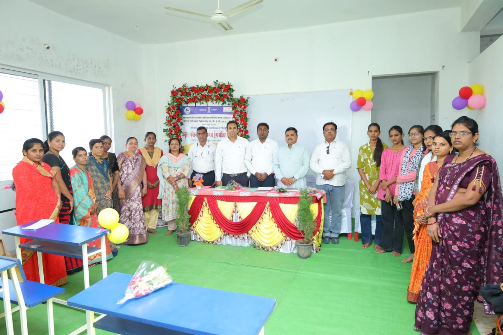 हिंगोलीत 'अमृत'च्या फॅशन डिझायनिंग आणि ड्रेस मेकिंग प्रशिक्षण कार्यक्रमाचे उद्घाटन अतिरिक्त फोटो