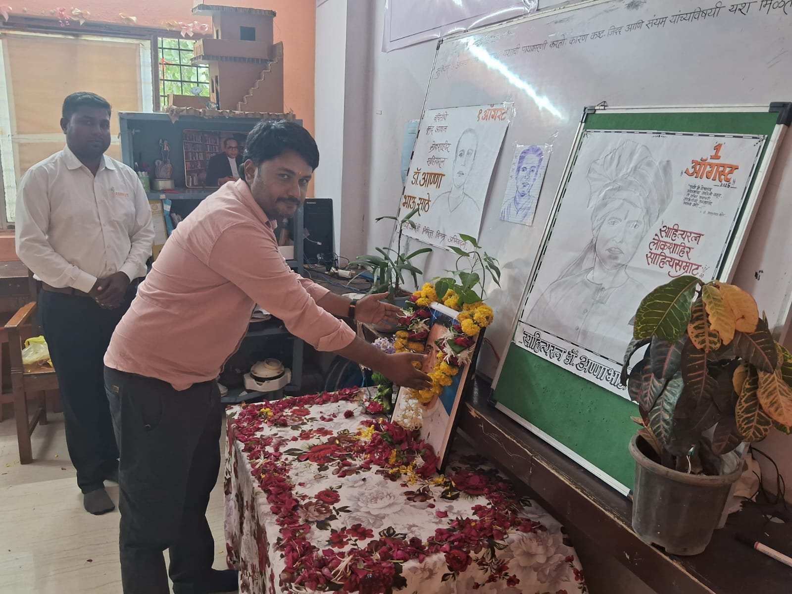 लोकशाहीर अण्णा भाऊ साठे यांना हिंगोली जिल्हा अमृततर्फे अभिवादन अतिरिक्त फोटो