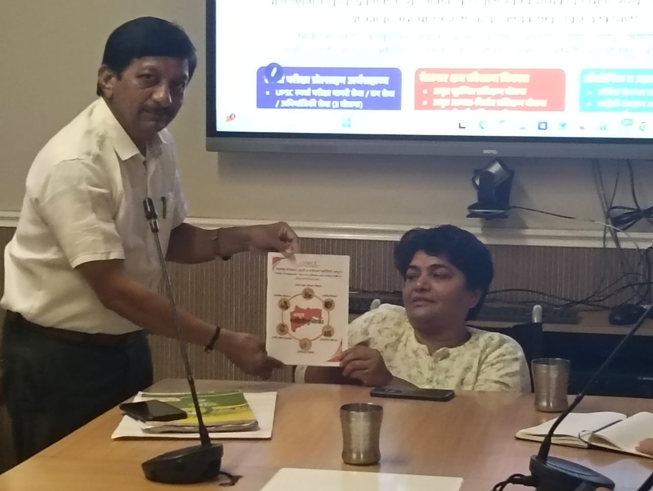 जळगाव जिल्ह्यातील  चाळीसगाव तालुक्याच्या  मीनाक्षीताई निकम- सक्षम स्त्री शक्तीचे आदर्श उदाहरण