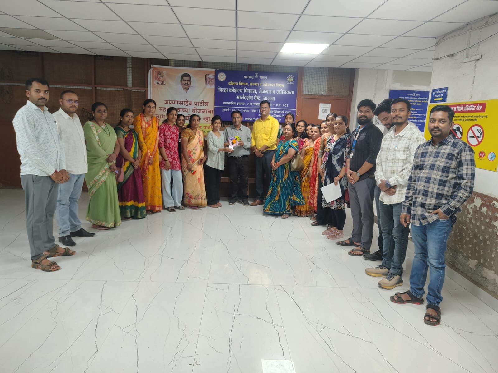 पाईप क्लीनरपासून शोभेच्या वस्तू बनविणाऱ्या प्रशिक्षणार्थींना रोजगार मार्गदर्शन