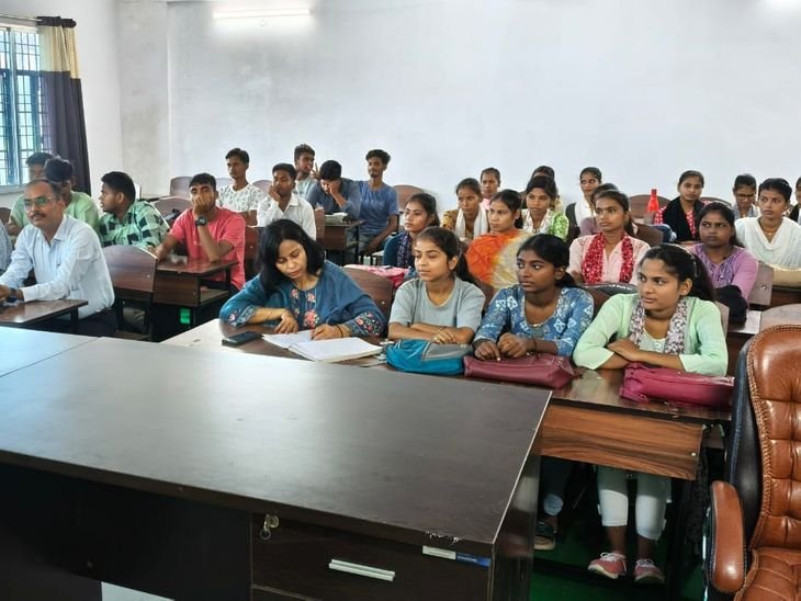 जालना येथे नशामुक्त भारताचा संदेश अन् अमृतच्या योजनांची माहिती; इंदिरा गांधी महाविद्यालयात मार्गदर्शन अतिरिक्त फोटो
