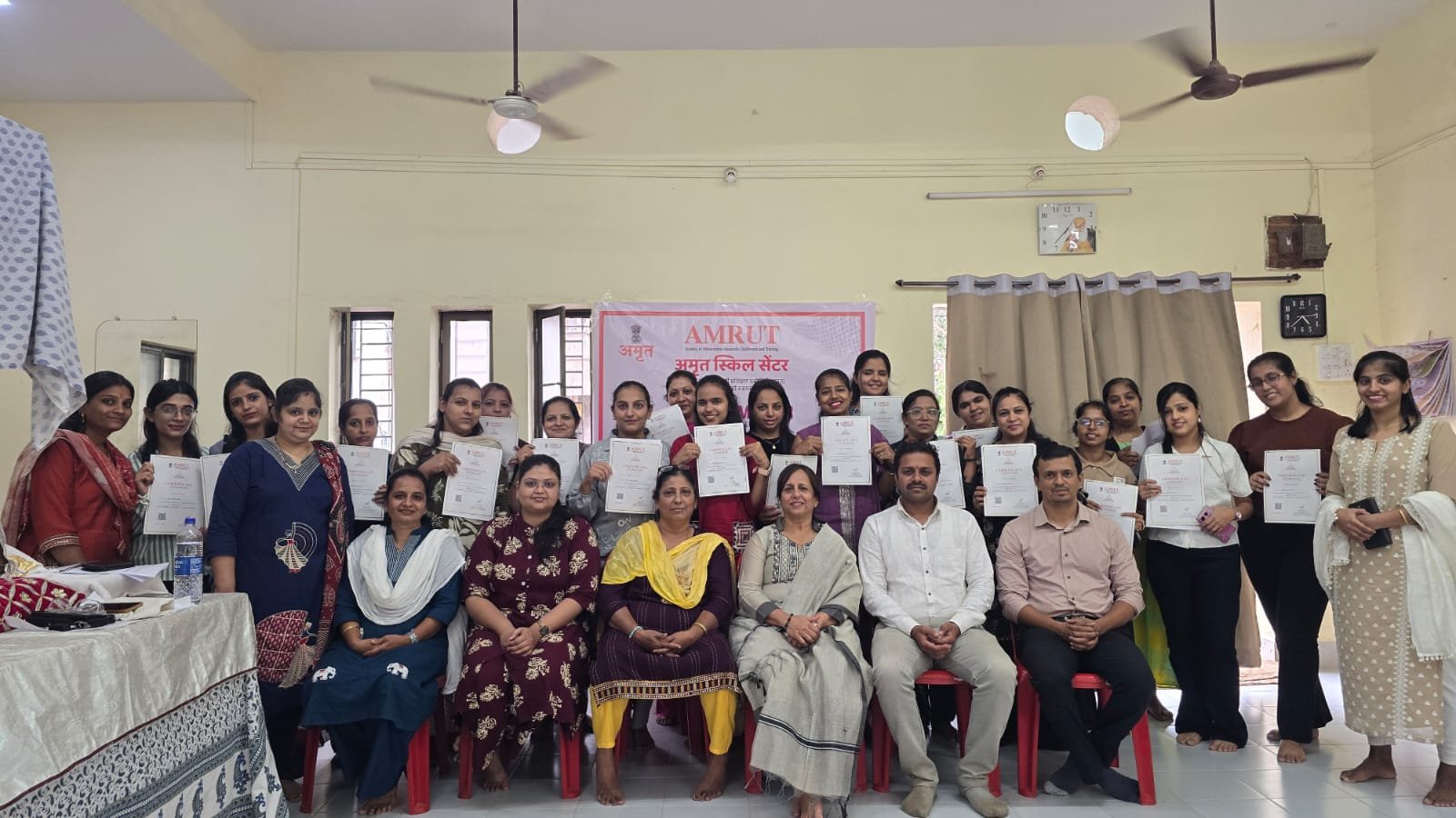 कोल्हापूर गांधीनगर येथे अमृतच्या 'ग्लॅमर बॅच'चा यशस्वी समारोप; प्रशिक्षणार्थींना शासनमान्य प्रमाणपत्रांचे वितरण