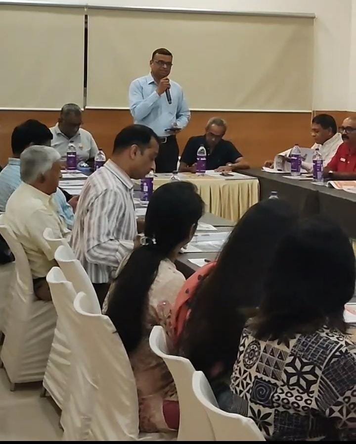 कोल्हापुरात ब्राह्मण बिझनेस फोरमच्या बैठकीत झाले 'अमृत'चे सादरीकरण अतिरिक्त फोटो