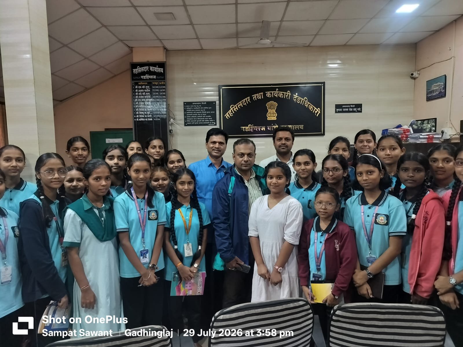 गडहिंग्लज तहसील कार्यालयात ‘अमृत संवाद सेतू’ उपक्रम; जागृती हायस्कूलच्या ५० विद्यार्थ्यांचा तहसीलदारांशी थेट संवाद अतिरिक्त फोटो