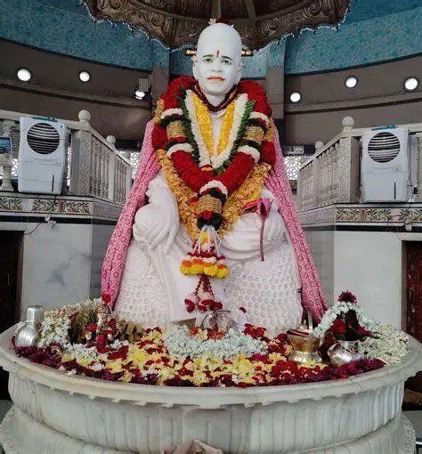 कोल्हापूरमधील आकर्षक आणि अनोखे समाधी मंदीर अतिरिक्त फोटो