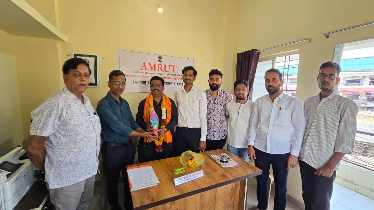 लातूरचे नवनिर्वाचित नगरसेवक प्रवीण कस्तुरे यांचा अमृत संस्थेतर्फे सत्कार