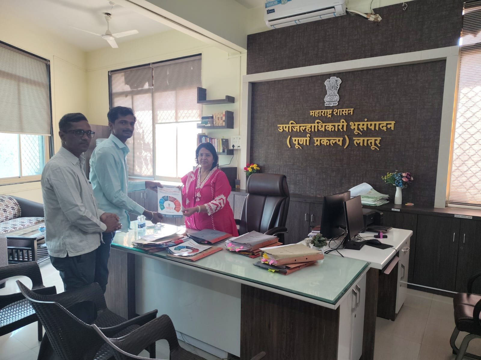 अमृत संस्थेच्या योजनांचे लातूरच्या उपजिल्हाधिकाऱ्यांकडून कौतुक