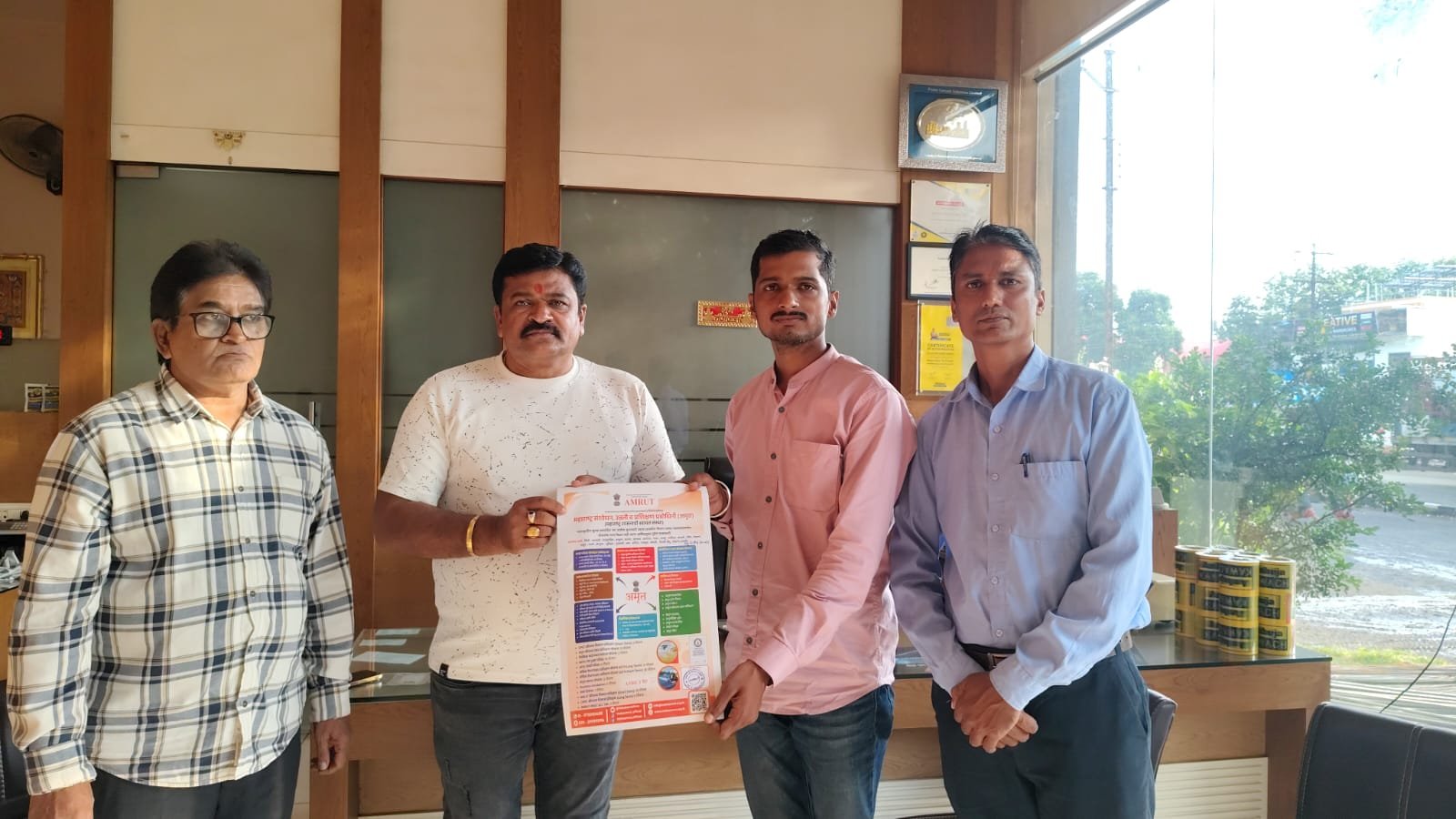 लातूर येथील महेश सेना अध्यक्ष  संतोष तोषनिवाल यांना अमृतच्या विविध योजनांची माहिती