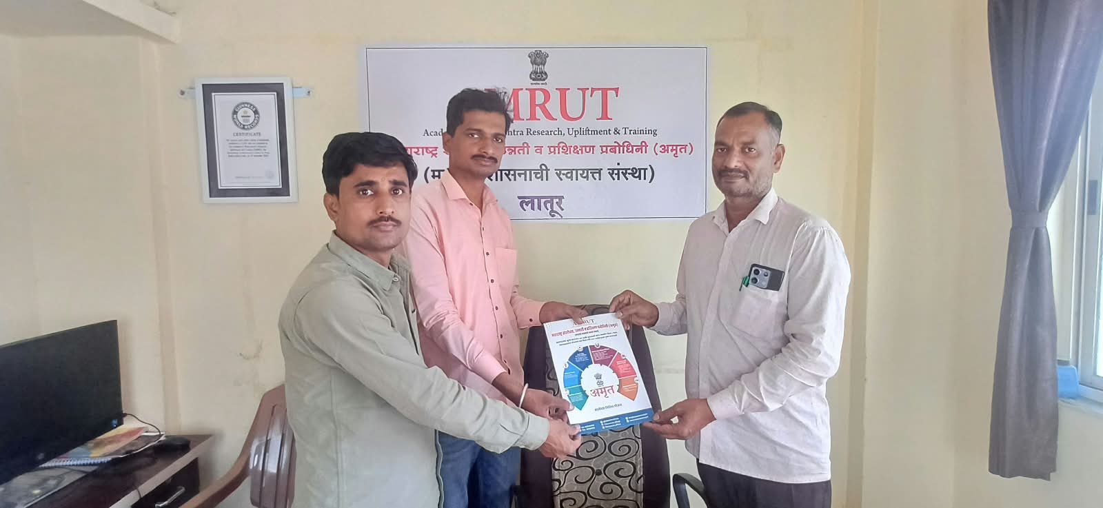 उदगीर येथील दत्तात्रय होन्ना यांची अमृत जिल्हा कार्यालयास सदिच्छा भेट